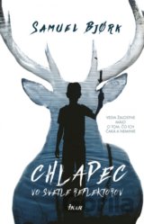 Chlapec vo svetle reflektorov