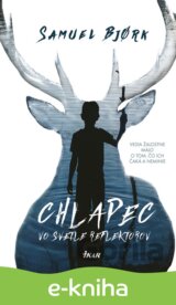 Chlapec vo svetle reflektorov