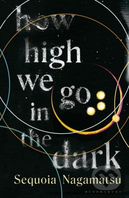 Kniha: How High We Go in the Dark (Sequoia Nagamatsu). Bloomsbury, 2022 Kniha: How High We Go in the Dark (Sequoia Nagamatsu). Bloomsbury, 2022