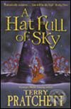 Kniha: A Hat Full of Sky (Terry Pratchett). Random House, 2005 Kniha: A Hat Full of Sky (Terry Pratchett). Random House, 2005