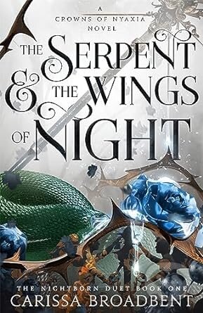 Kniha: The Serpent and the Wings of Night (Carissa Broadbent). Bloom Books, 2023 Kniha: The Serpent and the Wings of Night (Carissa Broadbent). Bloom Books, 2023