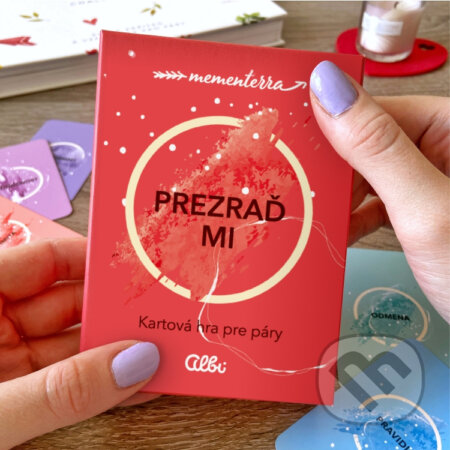 Spoločenská hra: Prezraď mi - kartová hra pre páry (Albi). Albi, 2023 Spoločenská hra: Prezraď mi - kartová hra pre páry (Albi). Albi, 2023
