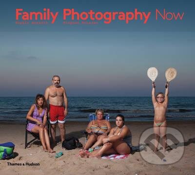 Kniha: Family Photography Now (Sophie Howarth a Stephen McLaren). Thames & Hudson, 2016 Kniha: Family Photography Now (Sophie Howarth a Stephen McLaren). Thames & Hudson, 2016