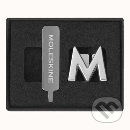 Moleskine - ozdoba na zápisník – písmeno M (Moleskine). Moleskine, 2024 Moleskine - ozdoba na zápisník – písmeno M (Moleskine). Moleskine, 2024