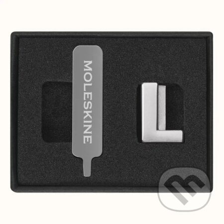 Moleskine - ozdoba na zápisník – písmeno L (Moleskine). Moleskine, 2024 Moleskine - ozdoba na zápisník – písmeno L (Moleskine). Moleskine, 2024