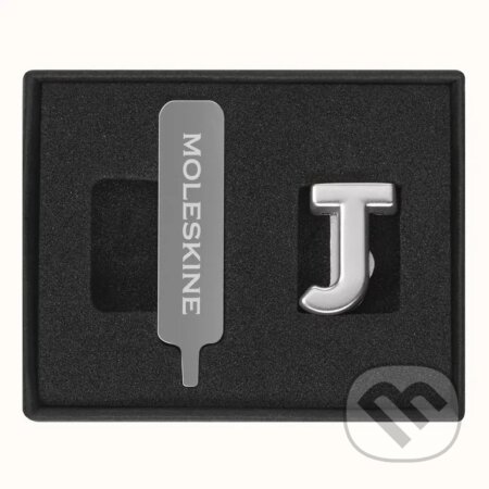 Moleskine - ozdoba na zápisník – písmeno J (Moleskine). Moleskine, 2024 Moleskine - ozdoba na zápisník – písmeno J (Moleskine). Moleskine, 2024