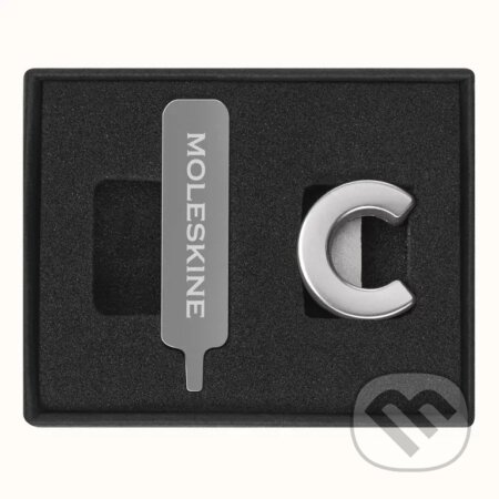 Moleskine - ozdoba na zápisník – písmeno C (Moleskine). Moleskine, 2024 Moleskine - ozdoba na zápisník – písmeno C (Moleskine). Moleskine, 2024