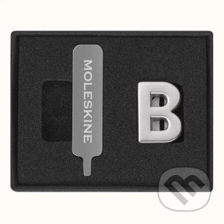 Moleskine - ozdoba na zápisník – písmeno B (Moleskine). Moleskine, 2024 Moleskine - ozdoba na zápisník – písmeno B (Moleskine). Moleskine, 2024