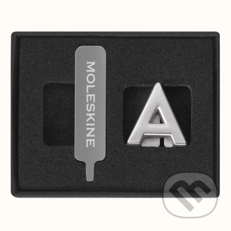 Moleskine - ozdoba na zápisník – písmeno A (Moleskine). Moleskine, 2024 Moleskine - ozdoba na zápisník – písmeno A (Moleskine). Moleskine, 2024