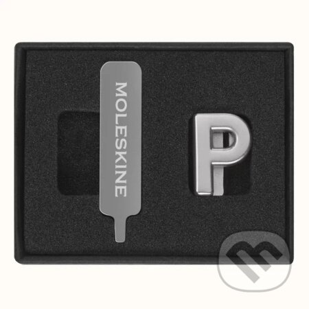 Moleskine - ozdoba na zápisník – písmeno P (Moleskine). Moleskine, 2024 Moleskine - ozdoba na zápisník – písmeno P (Moleskine). Moleskine, 2024