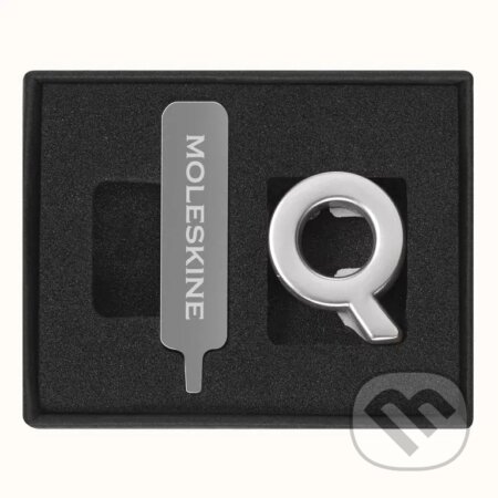 Moleskine - ozdoba na zápisník – písmeno Q (Moleskine). Moleskine, 2024 Moleskine - ozdoba na zápisník – písmeno Q (Moleskine). Moleskine, 2024