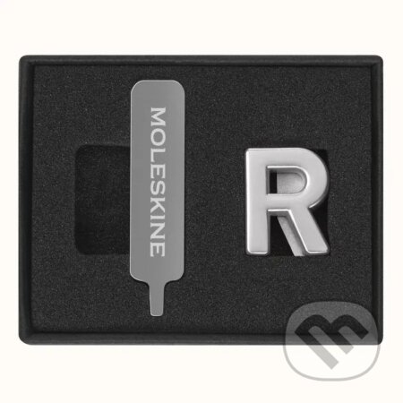 Moleskine - ozdoba na zápisník – písmeno R (Moleskine). Moleskine, 2024 Moleskine - ozdoba na zápisník – písmeno R (Moleskine). Moleskine, 2024