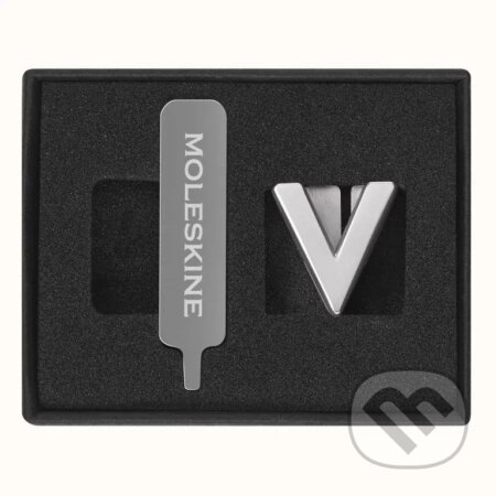 Moleskine - ozdoba na zápisník – písmeno V (Moleskine). Moleskine, 2024 Moleskine - ozdoba na zápisník – písmeno V (Moleskine). Moleskine, 2024