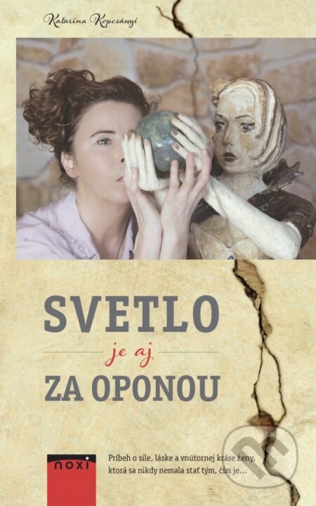 Kniha: Svetlo je aj za oponou (Katarína Kopcsányi). NOXI, 2018 Kniha: Svetlo je aj za oponou (Katarína Kopcsányi). NOXI, 2018