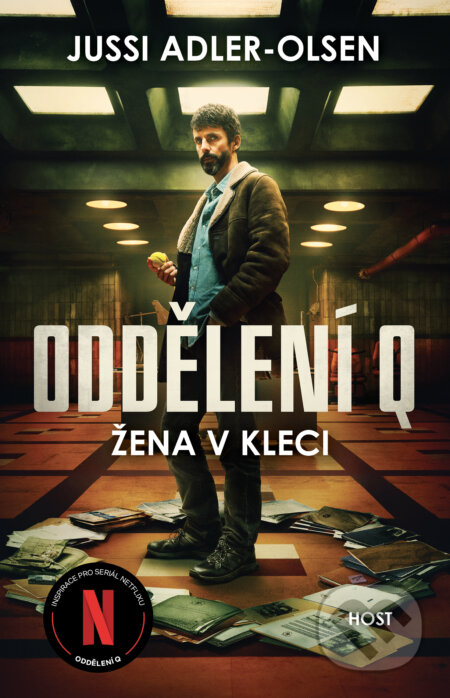 Kniha: Žena v kleci (filmová obálka) (Jussi Adler-Olsen). Host, 2025 Kniha: Žena v kleci (filmová obálka) (Jussi Adler-Olsen). Host, 2025