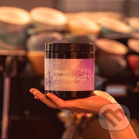 Kávy a čaje: Kamwangi AA – Kenya (Concept Coffee Roasters). Concept Coffee Roasters, 2025 Kávy a čaje: Kamwangi AA – Kenya (Concept Coffee Roasters). Concept Coffee Roasters, 2025