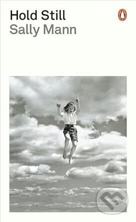 Kniha: Hold Still (Sally Mann). Penguin Books, 2026 Kniha: Hold Still (Sally Mann). Penguin Books, 2026