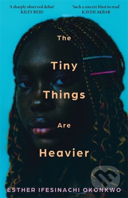 Kniha: The Tiny Things Are Heavier (Esther Ifesinachi Okonkwo). Manilla Press, 2025 Kniha: The Tiny Things Are Heavier (Esther Ifesinachi Okonkwo). Manilla Press, 2025