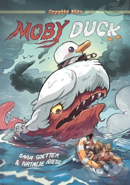 Kniha: Cryptid Kids: Moby Duck (Natalie Riess a Sara Goetter). First Second, 2025 Kniha: Cryptid Kids: Moby Duck (Natalie Riess a Sara Goetter). First Second, 2025