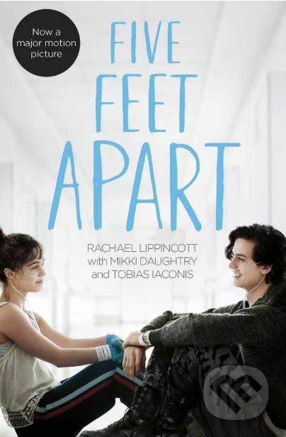 Kniha: Five Feet Apart (Mikki Daughtry, Rachael Lippincott a Tobias Iaconis). Simon & Schuster, 2019 Kniha: Five Feet Apart (Mikki Daughtry, Rachael Lippincott a Tobias Iaconis). Simon & Schuster, 2019