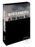 Film: Bratrstvo neohrožených (Tom Hanks, Phil Alden Robinson, Tony To, David Leland, Richard Loncraine, David Nutter, David Frankel a Mikael Salomon) (DVD). Magicbox, 2012 Film: Bratrstvo neohrožených (Tom Hanks, Phil Alden Robinson, Tony To, David Leland, Richard Loncraine, David Nutter, David Frankel a Mikael Salomon) (DVD). Magicbox, 2012
