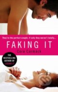 Kniha: Faking It (Cora Carmack). Ebury, 2013 Kniha: Faking It (Cora Carmack). Ebury, 2013