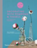 Kniha: Decorating with Pompoms and Tassels (Emilie Greenberg a Karine Thiboult-Demessence). Thames & Hudson, 2016 Kniha: Decorating with Pompoms and Tassels (Emilie Greenberg a Karine Thiboult-Demessence). Thames & Hudson, 2016