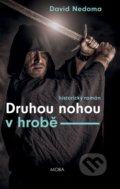 Kniha: Druhou nohou v hrobě (David Nedoma). Moba, 2016 Kniha: Druhou nohou v hrobě (David Nedoma). Moba, 2016