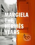 Kniha: Margiela The Hermes Years (Katt Debo, Rebecca Arnold, Sarah Mower, Suzy Menkes a Vincent Wierink). Lannoo, 2021 Kniha: Margiela The Hermes Years (Katt Debo, Rebecca Arnold, Sarah Mower, Suzy Menkes a Vincent Wierink). Lannoo, 2021
