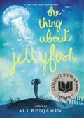 Kniha: The Thing About Jellyfish (Ali Benjamin). Little, Brown, 2017 Kniha: The Thing About Jellyfish (Ali Benjamin). Little, Brown, 2017