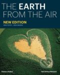 Kniha: The Earth from the Air (Yann Arthus-Bertrand). Thames & Hudson, 2017 Kniha: The Earth from the Air (Yann Arthus-Bertrand). Thames & Hudson, 2017
