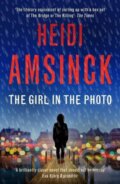 Kniha: The Girl in the Photo (Heidi Amsinck). Muswell, 2023 Kniha: The Girl in the Photo (Heidi Amsinck). Muswell, 2023