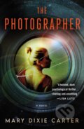 Kniha: The Photographer (Mary Dixie Carter). Minotaur Books, 2022 Kniha: The Photographer (Mary Dixie Carter). Minotaur Books, 2022
