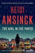Kniha: The Girl in the Photo (Heidi Amsinck). Muswell, 2022 Kniha: The Girl in the Photo (Heidi Amsinck). Muswell, 2022