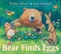 Kniha: Bear Finds Eggs (Karma Wilson). Simon & Schuster, 2024 Kniha: Bear Finds Eggs (Karma Wilson). Simon & Schuster, 2024
