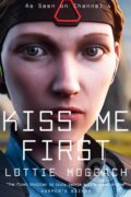 Kniha: Kiss Me First (Lottie Moggach). Pan Macmillan, 2018 Kniha: Kiss Me First (Lottie Moggach). Pan Macmillan, 2018