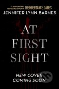 Kniha: At First Sight (Jennifer Lynn Barnes). Hachette Childrens Group, 2025 Kniha: At First Sight (Jennifer Lynn Barnes). Hachette Childrens Group, 2025