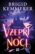 Kniha: Vzepři se noci (Brigid Kemmerer). CooBoo CZ, 2025 Kniha: Vzepři se noci (Brigid Kemmerer). CooBoo CZ, 2025