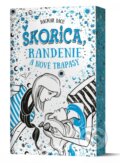 Kniha: Škorica, randenie a nové trapasy (Dagmar Bach). YOLi, 2025 Kniha: Škorica, randenie a nové trapasy (Dagmar Bach). YOLi, 2025