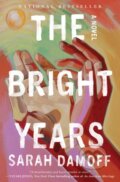 Kniha: The Bright Years (Sarah Damoff). Simon & Schuster, 2025 Kniha: The Bright Years (Sarah Damoff). Simon & Schuster, 2025