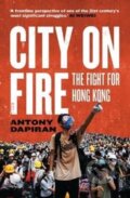 Kniha: City on Fire (Antony Dapiran). Scribe Publications, 2020 Kniha: City on Fire (Antony Dapiran). Scribe Publications, 2020