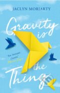 Kniha: Gravity Is the Thing (Jaclyn Moriarty). Allen and Unwin, 2020 Kniha: Gravity Is the Thing (Jaclyn Moriarty). Allen and Unwin, 2020