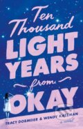 Kniha: Ten Thousand Light Years from Okay (Tracy Dobmeier a Wendy Katzman). Lake Union Publishing, 2025 Kniha: Ten Thousand Light Years from Okay (Tracy Dobmeier a Wendy Katzman). Lake Union Publishing, 2025
