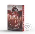 Kniha: We Live Here Now (Sarah Pinborough). , 2025 Kniha: We Live Here Now (Sarah Pinborough). , 2025