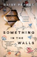 Kniha: Something in the Walls (Daisy Pearce). Minotaur Books, 2026 Kniha: Something in the Walls (Daisy Pearce). Minotaur Books, 2026