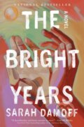 Kniha: The Bright Years (Sarah Damoff). Simon & Schuster, 2026 Kniha: The Bright Years (Sarah Damoff). Simon & Schuster, 2026