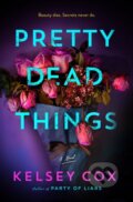 Kniha: Pretty Dead Things (Kelsey Cox). Minotaur Books, 2026 Kniha: Pretty Dead Things (Kelsey Cox). Minotaur Books, 2026