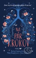 Kniha: Na pár krokov (Mikki Daughtry, Rachael Lippincott a Tobias Iaconis). YOLi, 2019 Kniha: Na pár krokov (Mikki Daughtry, Rachael Lippincott a Tobias Iaconis). YOLi, 2019