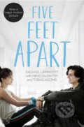 Kniha: Five Feet Apart (Mikki Daughtry, Rachael Lippincott a Tobias Iaconis). Simon & Schuster, 2019 Kniha: Five Feet Apart (Mikki Daughtry, Rachael Lippincott a Tobias Iaconis). Simon & Schuster, 2019