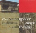 Kniha: Na houpačce nejen s knihovnou (Věra Vohlídalová). Nakladatelství Bor, 2007 Kniha: Na houpačce nejen s knihovnou (Věra Vohlídalová). Nakladatelství Bor, 2007